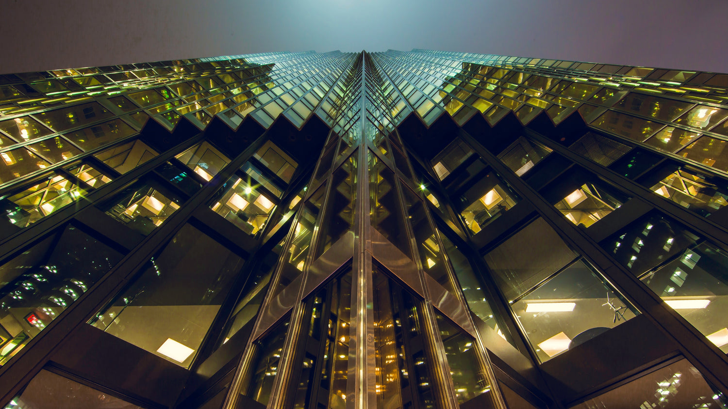 futuristisk skyskrapa med mycket ljus